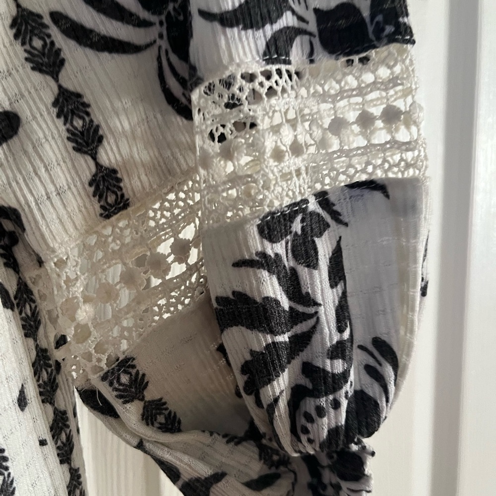 Black and White Floral Blouse like New! - Picture 2 of 3